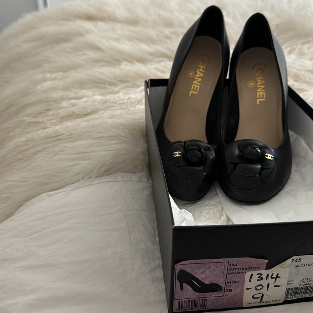 Authentic CHANEL Black Leather Heels with Floral Accent - Picture 5 of 13